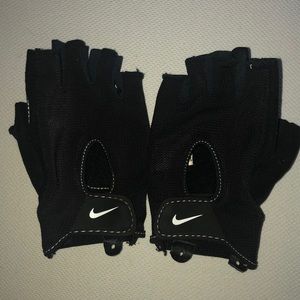 Nike Womens Essential Fitness Gloves